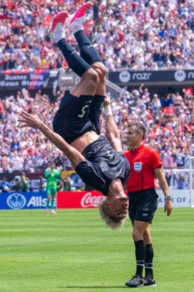 2026 Soccer International Friendly, Länderspiel, Nationalmannschaft - USMNT vs Germany US Men s national team, Nationalteam defender Antonee Robiinson (5) performs a flip after scoring a goal during the 2026 International Friendly World Cup tune-up Coca-Cola Sendoff Match vs Germany National Team at Soldier Field in Chicago, IL on Jun 6. Germany defeated USMNT 2-1. (Max Siker Image of Chicago Illinois United States EDITORIAL USE ONLY Copyright: xImagexofxSportx MaxxSikerx iosphotos411804