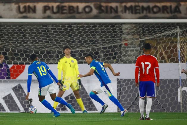 Futbol, Chile vs Brasil. Partido amistoso categoria sub 20. El jugador de la seleccion brasilera Arthur Barbosa,ÊcelebraÊtras marcarÊsuÊgolÊcontra Chile durante un partido amistoso de la categoria sub 20 realizado en el estadio Nacional de Santiago, Chile. 06 06 2026 Dragomir Yankovic Photosport Football, Chile vs Brazil. U-20 friendly match. BrazilÕs player Arthur Barbosa celebrates after scoring his goal against Chile during a U-20 friendly match at Nacional stadium in Santiago, Chile. 06 06 2026 Dragomir Yankovic Photosport Chile vs Brasil, amistoso sub 20, 2026 