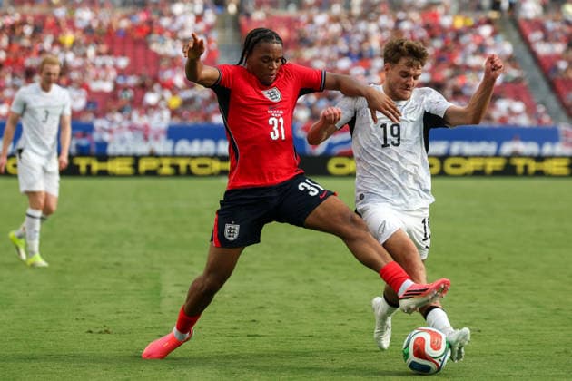 RECORD DATE NOT STATED 6th June 2026; Raymond James Stadium, Tampa, Florida, United States of America; Friendly International Football, England versus New Zealand; Ngumoha Rio of England extends for the ball while being defended by Ben Old of New Zealand DavidxBuono