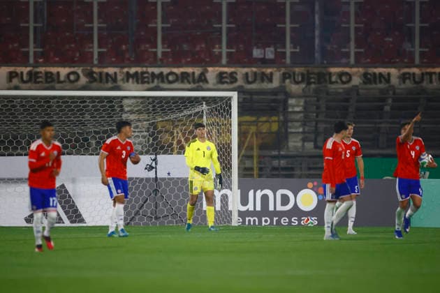 Futbol, Chile vs Brasil. Partido amistoso categoria sub 20. Los jugadores de la seleccion chilena seÊlamentanÊtras elÊgolÊde Brasil durante el partido amistoso de la categoria sub 20 realizado en el estadio Nacional de Santiago, Chile. 06 06 2026 Dragomir Yankovic Photosport Football, Chile vs Brazil. U-20 friendly match. ChileÕs players react after a Brazil goal duringÊ a U-20 friendly match at Nacional stadium in Santiago, Chile. 06 06 2026 Dragomir Yankovic Photosport Chile vs Brasil, amistoso sub 20, 2026 
