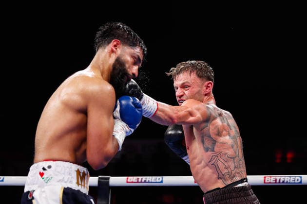 Sheffield Fight Week Josh Padley (black & pink shorts) in action against Aqib Fiaz during the EBU European Super Featherweight Title during at Utilita Arena Sheffield, Sheffield 06 06 2026 UK Newspapers OUT Copyright: xMaxxTomlinsonx FIL-23539-0002