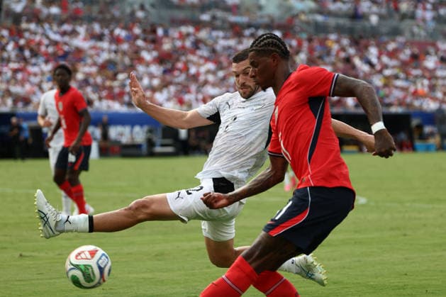 TAMPA, FL - JUNE 06: New Zealand defender Tim Payne (2) tries to block a crossing pass by England forward Marcus Rashford (11) in the first half during the friendly soccer match between England and New Zealand on Saturday, June 6, 2026 at Raymond James Stadium in Tampa, FL (Photo by Peter Joneleit Icon Sportswire) SOCCER: JUN 06 England vs New Zealand EDITORIAL USE ONLY Icon260606033