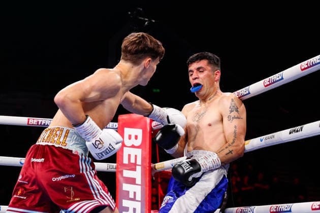 Sheffield Fight Week Connor Mitchell (red shorts) competes against Rodrigo Matias Areco during their Featherweight Contest at Utilita Arena Sheffield, Sheffield 06 06 2026 UK Newspapers OUT Copyright: xMaxxTomlinsonx FIL-23539-0020