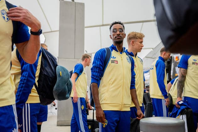 260606 Taha Ali of the Swedish national football team arrives at Dallas Fort Worth International Airport during day -5 ahead of the FIFA World Cup, WM, Weltmeisterschaft, Fussball 2026 on June 6, 2026 in Dallas. Photo: Petter Arvidson BILDBYRAN kod PA PA1220 fotboll football soccer fotball vm fotbolls-vm fotball-vm fotbolls-vm 2026 fifa world cup 2026 resa travel sverige sweden sverige a day -5 bbeng ankomst arrival Copyright: PETTERxARVIDSON BB260606PA057