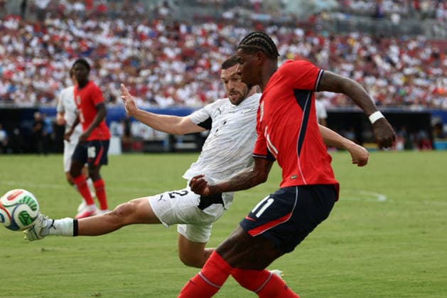 TAMPA, FL - JUNE 06: New Zealand defender Tim Payne (2) tries to block a crossing pass by England forward Marcus Rashford (11) in the first half during the friendly soccer match between England and New Zealand on Saturday, June 6, 2026 at Raymond James Stadium in Tampa, FL (Photo by Peter Joneleit Icon Sportswire) SOCCER: JUN 06 England vs New Zealand EDITORIAL USE ONLY Icon260606034