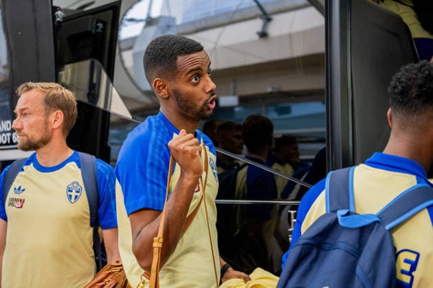 260606 Alexander Isak of the Swedish national football team arrives at Dallas Fort Worth International Airport during day -5 ahead of the FIFA World Cup, WM, Weltmeisterschaft, Fussball 2026 on June 6, 2026 in Dallas. Photo: Petter Arvidson BILDBYRAN kod PA PA1220 fotboll football soccer fotball vm fotbolls-vm fotball-vm fotbolls-vm 2026 fifa world cup 2026 resa travel sverige sweden sverige a day -5 bbeng ankomst arrival Copyright: PETTERxARVIDSON BB260606PA059