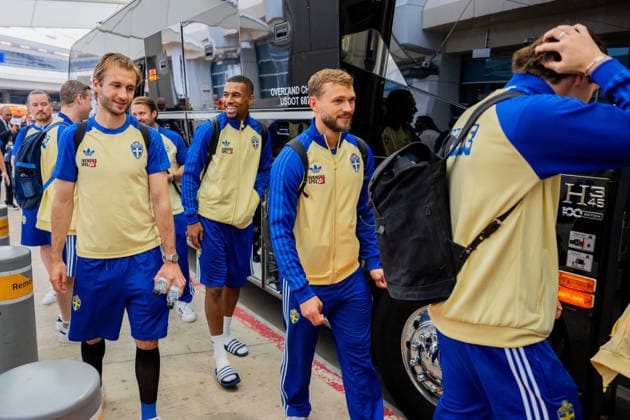 260606 Benjamin Nygren, Isak Hien and Jesper Karlström of the Swedish national football team arrives at Dallas Fort Worth International Airport during day -5 ahead of the FIFA World Cup, WM, Weltmeisterschaft, Fussball 2026 on June 6, 2026 in Dallas. Photo: Petter Arvidson BILDBYRAN kod PA PA1220 fotboll football soccer fotball vm fotbolls-vm fotball-vm fotbolls-vm 2026 fifa world cup 2026 resa travel sverige sweden sverige a day -5 bbeng ankomst arrival Copyright: PETTERxARVIDSON BB260606PA061