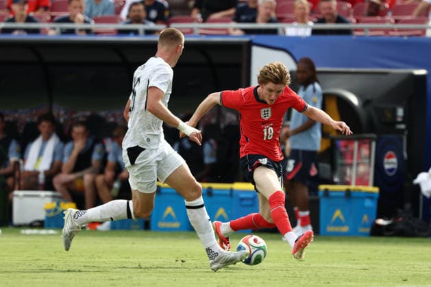 TAMPA, FL - JUNE 06: England midfielder Anthony Gordon (18) attacks with the ball as New Zealand defender Nando Pijnaker (15) defends in the second half during the friendly soccer match between England and New Zealand on Saturday, June 6, 2026 at Raymond James Stadium in Tampa, FL (Photo by Peter Joneleit Icon Sportswire) SOCCER: JUN 06 England vs New Zealand EDITORIAL USE ONLY Icon260606041