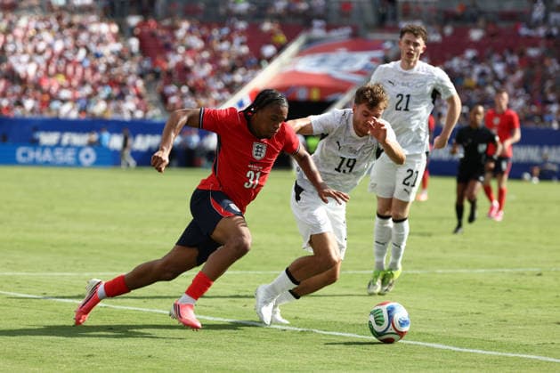 TAMPA, FL - JUNE 06: England Ngumoha Rio (31) attacks with the ball as New Zealand midfielder Ben Old (19) defends in the second half during the friendly soccer match between England and New Zealand on Saturday, June 6, 2026 at Raymond James Stadium in Tampa, FL (Photo by Peter Joneleit Icon Sportswire) SOCCER: JUN 06 England vs New Zealand EDITORIAL USE ONLY Icon260606048