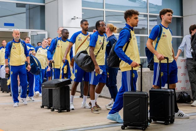 260606 Ken Sema, Alexander Isak, Yasin Ayari and Besfort Zeneli of the Swedish national football team arrives at Dallas Fort Worth International Airport during day -5 ahead of the FIFA World Cup, WM, Weltmeisterschaft, Fussball 2026 on June 6, 2026 in Dallas. Photo: Petter Arvidson BILDBYRAN kod PA PA1220 fotboll football soccer fotball vm fotbolls-vm fotball-vm fotbolls-vm 2026 fifa world cup 2026 resa travel sverige sweden sverige a day -5 bbeng ankomst arrival Copyright: PETTERxARVIDSON BB260606PA063