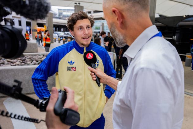 260606 Victor Nilsson Lindelöf of the Swedish national football team is being interviewed when the team arrives at Dallas Fort Worth International Airport during day -5 ahead of the FIFA World Cup, WM, Weltmeisterschaft, Fussball 2026 on June 6, 2026 in Dallas. Photo: Petter Arvidson BILDBYRAN kod PA PA1220 fotboll football soccer fotball vm fotbolls-vm fotball-vm fotbolls-vm 2026 fifa world cup 2026 resa travel sverige sweden sverige a day -5 bbeng ankomst arrival Copyright: PETTERxARVIDSON BB260606PA066