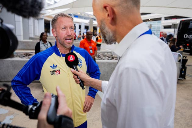 260606 Head coach Graham Potter of the Swedish national football team is being interviewed when the team arrives at Dallas Fort Worth International Airport during day -5 ahead of the FIFA World Cup, WM, Weltmeisterschaft, Fussball 2026 on June 6, 2026 in Dallas. Photo: Petter Arvidson BILDBYRAN kod PA PA1220 fotboll football soccer fotball vm fotbolls-vm fotball-vm fotbolls-vm 2026 fifa world cup 2026 resa travel sverige sweden sverige a day -5 bbeng ankomst arrival Copyright: PETTERxARVIDSON BB260606PA067
