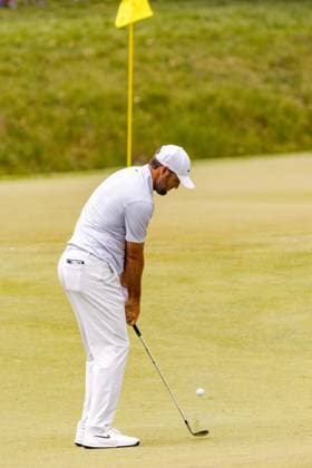 June 6, 2026, Dublin, Ohio, U.S: Scottie Scheffler chips to the green on the 5th hole during the third round of The Memorial Tournament at Muirfield Village Golf Club, Dublin, Ohio. Dublin U.S - ZUMAs304 20260606_zaf_s304_044 Copyright: xScottxStuartx