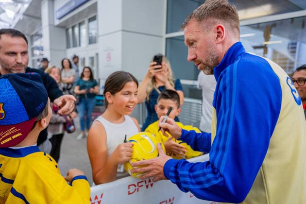 260606 Head coach Graham Potter of the Swedish national football team is writing autographs as the team arrives at Dallas Fort Worth International Airport during day -5 ahead of the FIFA World Cup, WM, Weltmeisterschaft, Fussball 2026 on June 6, 2026 in Dallas. Photo: Petter Arvidson BILDBYRAN kod PA PA1220 fotboll football soccer fotball vm fotbolls-vm fotball-vm fotbolls-vm 2026 fifa world cup 2026 resa travel sverige sweden sverige a day -5 bbeng ankomst arrival Copyright: PETTERxARVIDSON BB260606PA072