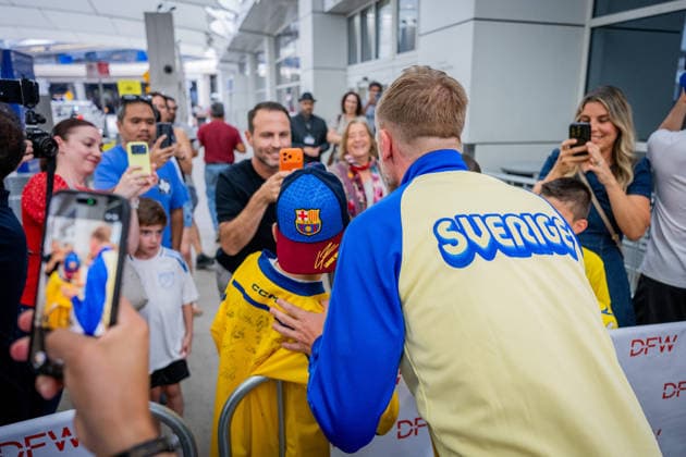 260606 Head coach Graham Potter of the Swedish national football team is writing autographs as the team arrives at Dallas Fort Worth International Airport during day -5 ahead of the FIFA World Cup, WM, Weltmeisterschaft, Fussball 2026 on June 6, 2026 in Dallas. Photo: Petter Arvidson BILDBYRAN kod PA PA1220 fotboll football soccer fotball vm fotbolls-vm fotball-vm fotbolls-vm 2026 fifa world cup 2026 resa travel sverige sweden sverige a day -5 bbeng ankomst arrival Copyright: PETTERxARVIDSON BB260606PA073