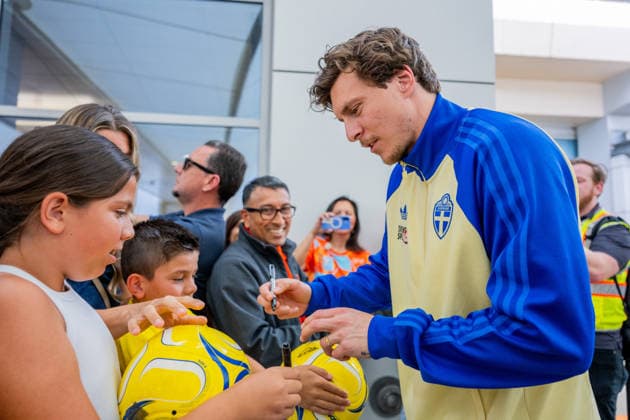 260606 Victor Nilsson Lindelöf of the Swedish national football team is writing autographs as the team arrives at Dallas Fort Worth International Airport during day -5 ahead of the FIFA World Cup, WM, Weltmeisterschaft, Fussball 2026 on June 6, 2026 in Dallas. Photo: Petter Arvidson BILDBYRAN kod PA PA1220 fotboll football soccer fotball vm fotbolls-vm fotball-vm fotbolls-vm 2026 fifa world cup 2026 resa travel sverige sweden sverige a day -5 bbeng ankomst arrival Copyright: PETTERxARVIDSON BB260606PA068
