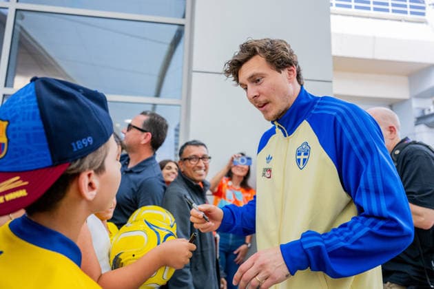 260606 Victor Nilsson Lindelöf of the Swedish national football team is writing autographs as the team arrives at Dallas Fort Worth International Airport during day -5 ahead of the FIFA World Cup, WM, Weltmeisterschaft, Fussball 2026 on June 6, 2026 in Dallas. Photo: Petter Arvidson BILDBYRAN kod PA PA1220 fotboll football soccer fotball vm fotbolls-vm fotball-vm fotbolls-vm 2026 fifa world cup 2026 resa travel sverige sweden sverige a day -5 bbeng ankomst arrival Copyright: PETTERxARVIDSON BB260606PA069