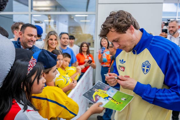 260606 Victor Nilsson Lindelöf of the Swedish national football team is writing autographs as the team arrives at Dallas Fort Worth International Airport during day -5 ahead of the FIFA World Cup, WM, Weltmeisterschaft, Fussball 2026 on June 6, 2026 in Dallas. Photo: Petter Arvidson BILDBYRAN kod PA PA1220 fotboll football soccer fotball vm fotbolls-vm fotball-vm fotbolls-vm 2026 fifa world cup 2026 resa travel sverige sweden sverige a day -5 bbeng ankomst arrival Copyright: PETTERxARVIDSON BB260606PA070