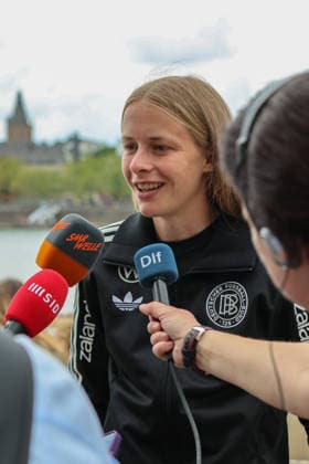 Köln, Deutschland: 06.06. 2026 - Pool-Interview nach dem gewonnen WM Qualifikationsspiel gegen Norwegen und der sicheren WM-Qualifikation Im Bild: Vivien Endemann (Deutschland) beim Pool-Interview am Mannschaftshotel in Köln Copyright: HMBxMedia MadeleinexFantini