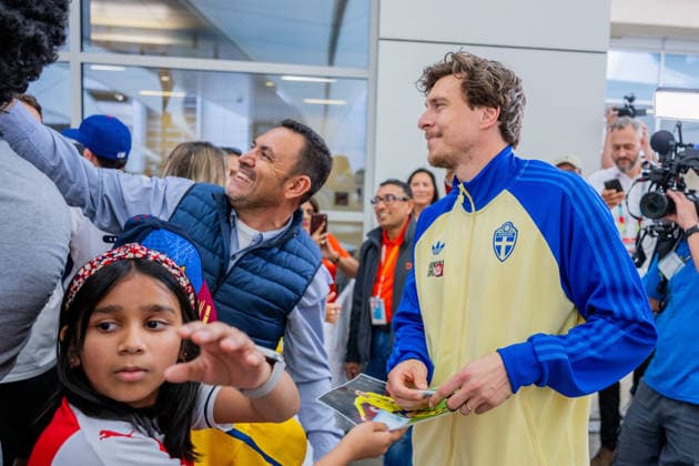 260606 Victor Nilsson Lindelöf of the Swedish national football team is writing autographs as the team arrives at Dallas Fort Worth International Airport during day -5 ahead of the FIFA World Cup, WM, Weltmeisterschaft, Fussball 2026 on June 6, 2026 in Dallas. Photo: Petter Arvidson BILDBYRAN kod PA PA1220 fotboll football soccer fotball vm fotbolls-vm fotball-vm fotbolls-vm 2026 fifa world cup 2026 resa travel sverige sweden sverige a day -5 bbeng ankomst arrival Copyright: PETTERxARVIDSON BB260606PA071