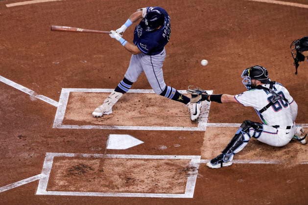 MLB, Baseball Herren, USA - Miami Marlins vs Tampa Bay Rays Tampa Bay Rays First Baseman Jonathan Aranda (C) in action during the Major League Baseball (MLB) game between the Miami Marlins and the Tampa Bay Rays in Miami, Florida, USA, 06 June 2026. MIAMI FLORIDA United States  Copyright: xCRISTOBALxHERRERA-ULASHKEVICHx