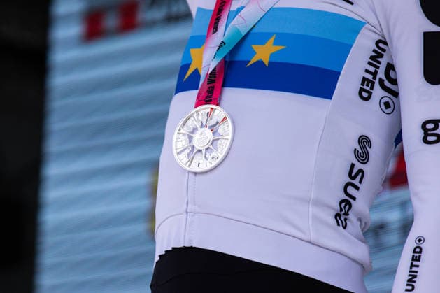 37th Giro d Italia Women 2026 - Stage 8 Detail of the medal of Demi Vollering of FDJ UNITED - SUEZ on the podium after winning Stage 8 of the 37th Giro d Italia Women, a 106km stage reduced to Colle delle Finestre GPM due to ice fall risk, from Rivoli to Sestriere, in Italy, on June 6, 2026. Sestriere Italy  Copyright: xTommasoxBerardix originalFilename:berardi-37thgiro260606_npiaF.jpg