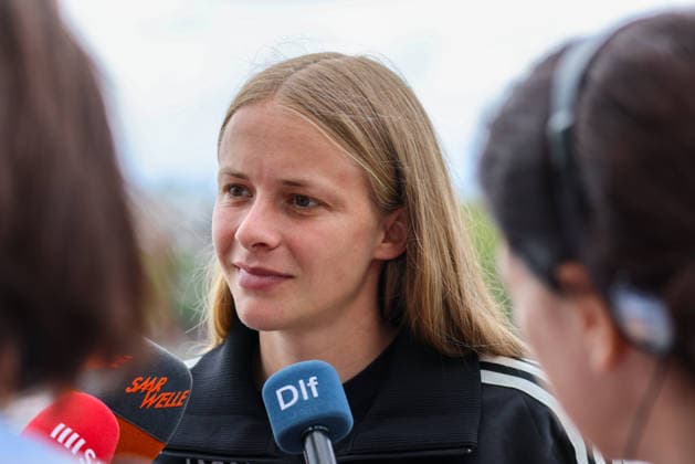 Köln, Deutschland: 06.06. 2026 - Pool-Interview nach dem gewonnen WM Qualifikationsspiel gegen Norwegen und der sicheren WM-Qualifikation Im Bild: Vivien Endemann (Deutschland) beim Pool-Interview am Mannschaftshotel in Köln Copyright: HMBxMedia MadeleinexFantini
