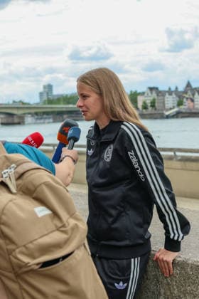 Köln, Deutschland: 06.06. 2026 - Pool-Interview nach dem gewonnen WM Qualifikationsspiel gegen Norwegen und der sicheren WM-Qualifikation Im Bild: Vivien Endemann (Deutschland) beim Pool-Interview am Mannschaftshotel in Köln Copyright: HMBxMedia MadeleinexFantini