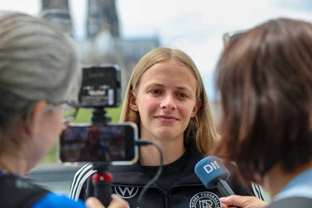 Köln, Deutschland: 06.06. 2026 - Pool-Interview nach dem gewonnen WM Qualifikationsspiel gegen Norwegen und der sicheren WM-Qualifikation Im Bild: Vivien Endemann (Deutschland) beim Pool-Interview am Mannschaftshotel in Köln Copyright: HMBxMedia MadeleinexFantini