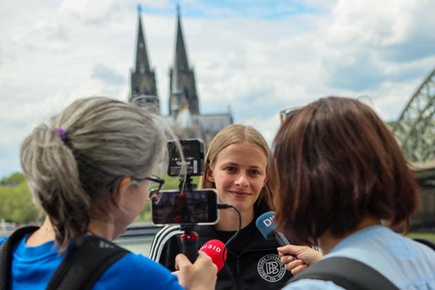 Köln, Deutschland: 06.06. 2026 - Pool-Interview nach dem gewonnen WM Qualifikationsspiel gegen Norwegen und der sicheren WM-Qualifikation Im Bild: Vivien Endemann (Deutschland) beim Pool-Interview am Mannschaftshotel in Köln Copyright: HMBxMedia MadeleinexFantini