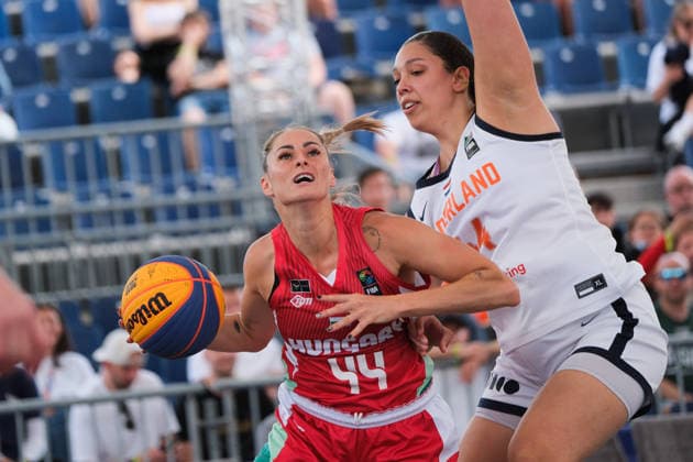 June 6, 2026, Warsaw, Masovian Voivodeship, Poland: Netherlands ZOE SLAGTER (44) and Hungary s VIVI BORONDY (44) in action during a FIBA 3x3 Basketball World Cup women s quarter-final game between Netherlands and Hungary in Warsaw, Poland. Basketball 2026: FIBA 3x3 World Cup Women s Quarterfinal: Netherlands 21:20 Hungary  - ZUMAk204 20260606_zip_k204_025 Copyright: xRomanxKozielx