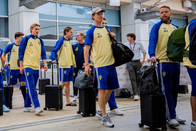 260606 Carl Starfelt, Mattias Svanberg, Hjalmar Ekdal and goalkeeper Viktor Johansson of the Swedish national football team arrives at Dallas Fort Worth International Airport during day -5 ahead of the FIFA World Cup, WM, Weltmeisterschaft, Fussball 2026 on June 6, 2026 in Dallas. Photo: Petter Arvidson BILDBYRAN kod PA PA1220 fotboll football soccer fotball vm fotbolls-vm fotball-vm fotbolls-vm 2026 fifa world cup 2026 resa travel sverige sweden sverige a day -5 bbeng ankomst arrival Copyright: PETTERxARVIDSON BB260606PA078