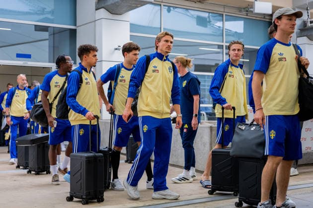260606 Anthony Elanga, Yasin Ayari, Besfort Zeneli, Carl Starfelt, Mattias Svanberg and Hjalmar Ekdal of the Swedish national football team arrives at Dallas Fort Worth International Airport during day -5 ahead of the FIFA World Cup, WM, Weltmeisterschaft, Fussball 2026 on June 6, 2026 in Dallas. Photo: Petter Arvidson BILDBYRAN kod PA PA1220 fotboll football soccer fotball vm fotbolls-vm fotball-vm fotbolls-vm 2026 fifa world cup 2026 resa travel sverige sweden sverige a day -5 bbeng ankomst arrival Copyright: PETTERxARVIDSON BB260606PA079