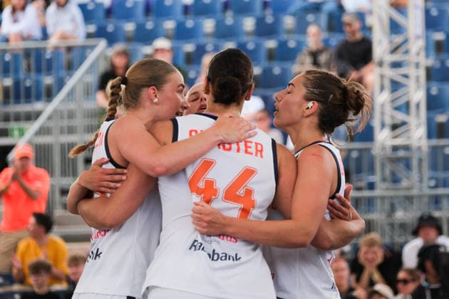 June 6, 2026, Warsaw, Masovian Voivodeship, Poland: Netherlands ILSE KUIJT (17), LOTTE VAN KRUISTUM (15), NOORTJE DRIESSEN (4) and ZOE SLAGTER (44) embrace in victory at the end of a FIBA 3x3 Basketball World Cup women s quarter-final game between Netherlands and Hungary in Warsaw, Poland. Basketball 2026: FIBA 3x3 World Cup Women s Quarterfinal: Netherlands 21:20 Hungary  - ZUMAk204 20260606_zip_k204_036 Copyright: xRomanxKozielx