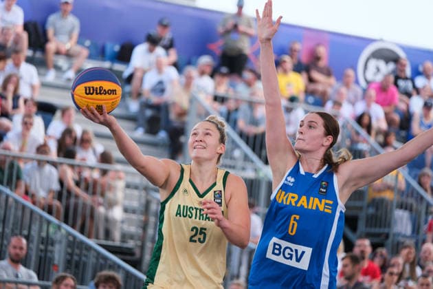 June 6, 2026, Warsaw, Masovian Voivodeship, Poland: Australia s AMY ATWELL (25) and Ukraine s KATERYNA KOVAL (6) in action during a FIBA 3x3 Basketball World Cup women s quarter-final game between Australia and Ukraine in Warsaw, Poland. Basketball 2026: FIBA 3x3 World Cup Women s Quarterfinal: Australia 21:10 Ukraine  - ZUMAk204 20260606_zip_k204_043 Copyright: xRomanxKozielx