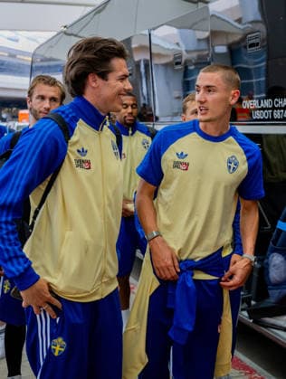 260606 Goalkeeper Jacob Widell Zetterström and Gustaf Lagerbielke of the Swedish national football team arrives at Dallas Fort Worth International Airport during day -5 ahead of the FIFA World Cup, WM, Weltmeisterschaft, Fussball 2026 on June 6, 2026 in Dallas. Photo: Petter Arvidson BILDBYRAN kod PA PA1220 fotboll football soccer fotball vm fotbolls-vm fotball-vm fotbolls-vm 2026 fifa world cup 2026 resa travel sverige sweden sverige a day -5 bbeng ankomst arrival Copyright: PETTERxARVIDSON BB260606PA088