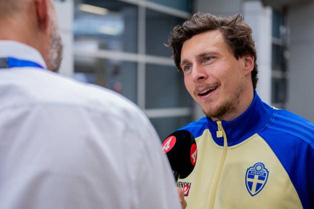 260606 Victor Nilsson Lindelöf of the Swedish national football team is being interviewed when the team arrives at Dallas Fort Worth International Airport during day -5 ahead of the FIFA World Cup, WM, Weltmeisterschaft, Fussball 2026 on June 6, 2026 in Dallas. Photo: Petter Arvidson BILDBYRAN kod PA PA1220 fotboll football soccer fotball vm fotbolls-vm fotball-vm fotbolls-vm 2026 fifa world cup 2026 resa travel sverige sweden sverige a day -5 bbeng ankomst arrival Copyright: PETTERxARVIDSON BB260606PA092