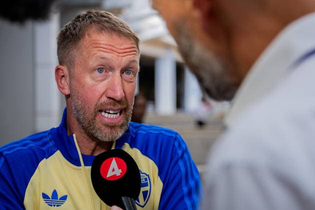 260606 Head coach Graham Potter of the Swedish national football team is being interviewed when the team arrives at Dallas Fort Worth International Airport during day -5 ahead of the FIFA World Cup, WM, Weltmeisterschaft, Fussball 2026 on June 6, 2026 in Dallas. Photo: Petter Arvidson BILDBYRAN kod PA PA1220 fotboll football soccer fotball vm fotbolls-vm fotball-vm fotbolls-vm 2026 fifa world cup 2026 resa travel sverige sweden sverige a day -5 bbeng ankomst arrival Copyright: PETTERxARVIDSON BB260606PA093