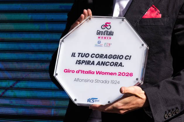 37th Giro d Italia Women 2026 - Stage 8 Demi Vollering of FDJ UNITED - SUEZ receives the Alfonsina Strada prize after Stage 8 of the 37th Giro d Italia Women, a 106km stage from Rivoli to Sestriere, in Italy, on June 6, 2026. Sestriere Italy  Copyright: xTommasoxBerardix originalFilename:berardi-37thgiro260606_npo0u.jpg