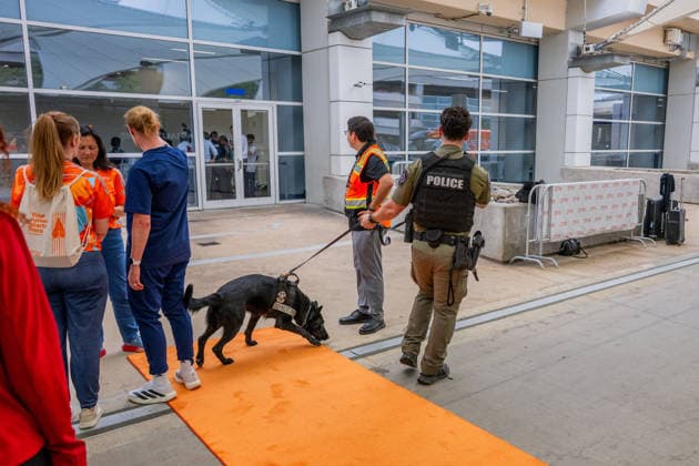 260606 Police is seen ahead of the Swedish national football team arrives at Dallas Fort Worth International Airport during day -5 ahead of the FIFA World Cup, WM, Weltmeisterschaft, Fussball 2026 on June 6, 2026 in Dallas. Photo: Petter Arvidson BILDBYRAN kod PA PA1220 fotboll football soccer fotball vm fotbolls-vm fotball-vm fotbolls-vm 2026 fifa world cup 2026 resa travel sverige sweden sverige a day -5 bbeng ankomst arrival polis Copyright: PETTERxARVIDSON BB260606PA096
