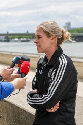06.06.2026, xgrfx, Fussball DFB-Medientermine, Deutsche Frauennationalmannschaft - Training v.l. Rebecca Knaak im Interview (Deutsche Frauennationalmannschaft) (DFL DFB REGULATIONS PROHIBIT ANY USE OF PHOTOGRAPHS as IMAGE SEQUENCES and or QUASI-VIDEO) Köln