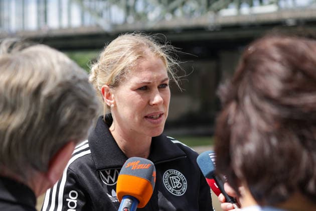 06.06.2026, xgrfx, Fussball DFB-Medientermine, Deutsche Frauennationalmannschaft - Training v.l. Rebecca Knaak im Interview (Deutsche Frauennationalmannschaft) (DFL DFB REGULATIONS PROHIBIT ANY USE OF PHOTOGRAPHS as IMAGE SEQUENCES and or QUASI-VIDEO) Köln