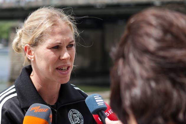 06.06.2026, xgrfx, Fussball DFB-Medientermine, Deutsche Frauennationalmannschaft - Training v.l. Rebecca Knaak im Interview (Deutsche Frauennationalmannschaft) (DFL DFB REGULATIONS PROHIBIT ANY USE OF PHOTOGRAPHS as IMAGE SEQUENCES and or QUASI-VIDEO) Köln