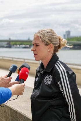 06.06.2026, xgrfx, Fussball DFB-Medientermine, Deutsche Frauennationalmannschaft - Training v.l. Rebecca Knaak im Interview (Deutsche Frauennationalmannschaft) (DFL DFB REGULATIONS PROHIBIT ANY USE OF PHOTOGRAPHS as IMAGE SEQUENCES and or QUASI-VIDEO) Köln