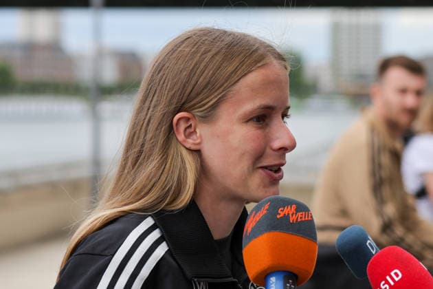 06.06.2026, xgrfx, Fussball DFB-Medientermine, Deutsche Frauennationalmannschaft - Training v.l. Vivien Endemann im Interview (Deutsche Frauennationalmannschaft) (DFL DFB REGULATIONS PROHIBIT ANY USE OF PHOTOGRAPHS as IMAGE SEQUENCES and or QUASI-VIDEO) Köln