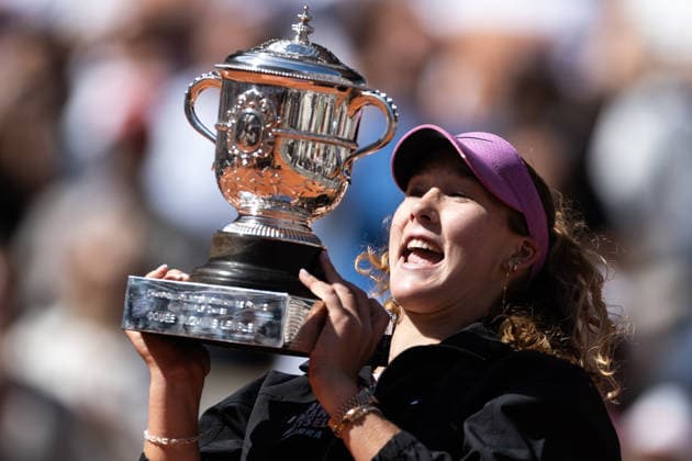 2026 French Open - Day Fourteen Mirra Andreeva celebrates with the winner s trophy after winning her final women s singles match against Maja Chalinska on day 14 of the French Open tennis tournament on Court Philippe Chatrier at the Roland-Garros Complex in Paris, France. Paris France  Copyright: xIbrahimxEzzatx originalFilename:ezzat-notitle260606_npWox.jpg