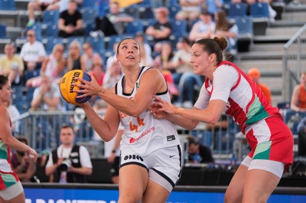 June 6, 2026, Warsaw, Masovian Voivodeship, Poland: Netherlands ZOE SLAGTER (44) and Hungary s VIRAG TAKACS-KISS (2) in action during a FIBA 3x3 Basketball World Cup women s quarter-final game between Netherlands and Hungary in Warsaw, Poland. Warsaw Poland - ZUMAk204 20260606_zip_k204_032 Copyright: xRomanxKozielx