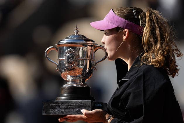 2026 French Open - Day Fourteen Mirra Andreeva kisses the winner s trophy after winning her final women s singles match against Maja Chalinska on day 14 of the French Open tennis tournament on Court Philippe Chatrier at the Roland-Garros Complex in Paris, France. Paris France  Copyright: xIbrahimxEzzatx originalFilename:ezzat-notitle260606_npdH6.jpg