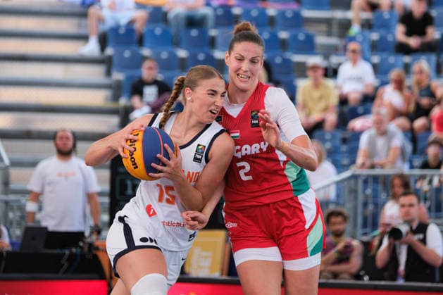 June 6, 2026, Warsaw, Masovian Voivodeship, Poland: Netherlands LOTTE VAN KRUISTUM (15) and Hungary s VIRAG TAKACS-KISS (2) in action during a FIBA 3x3 Basketball World Cup women s quarter-final game between Netherlands and Hungary in Warsaw, Poland. Warsaw Poland - ZUMAk204 20260606_zip_k204_033 Copyright: xRomanxKozielx