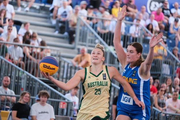 June 6, 2026, Warsaw, Masovian Voivodeship, Poland: Australia s AMY ATWELL (25) and Ukraine s KATERYNA KOVAL (6) in action during a FIBA 3x3 Basketball World Cup women s quarter-final game between Australia and Ukraine in Warsaw, Poland. Warsaw Poland - ZUMAk204 20260606_zip_k204_042 Copyright: xRomanxKozielx
